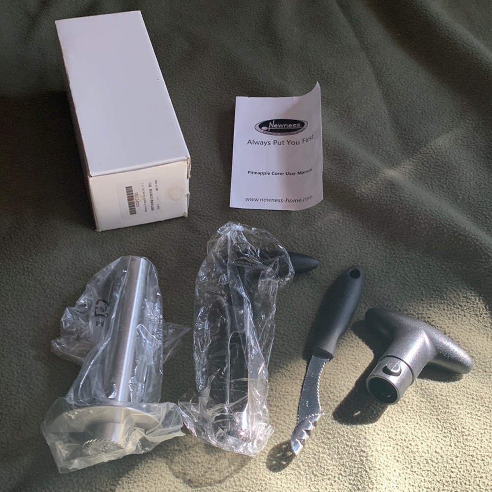 NIB Newness Pineapple Slicer, set of 3.